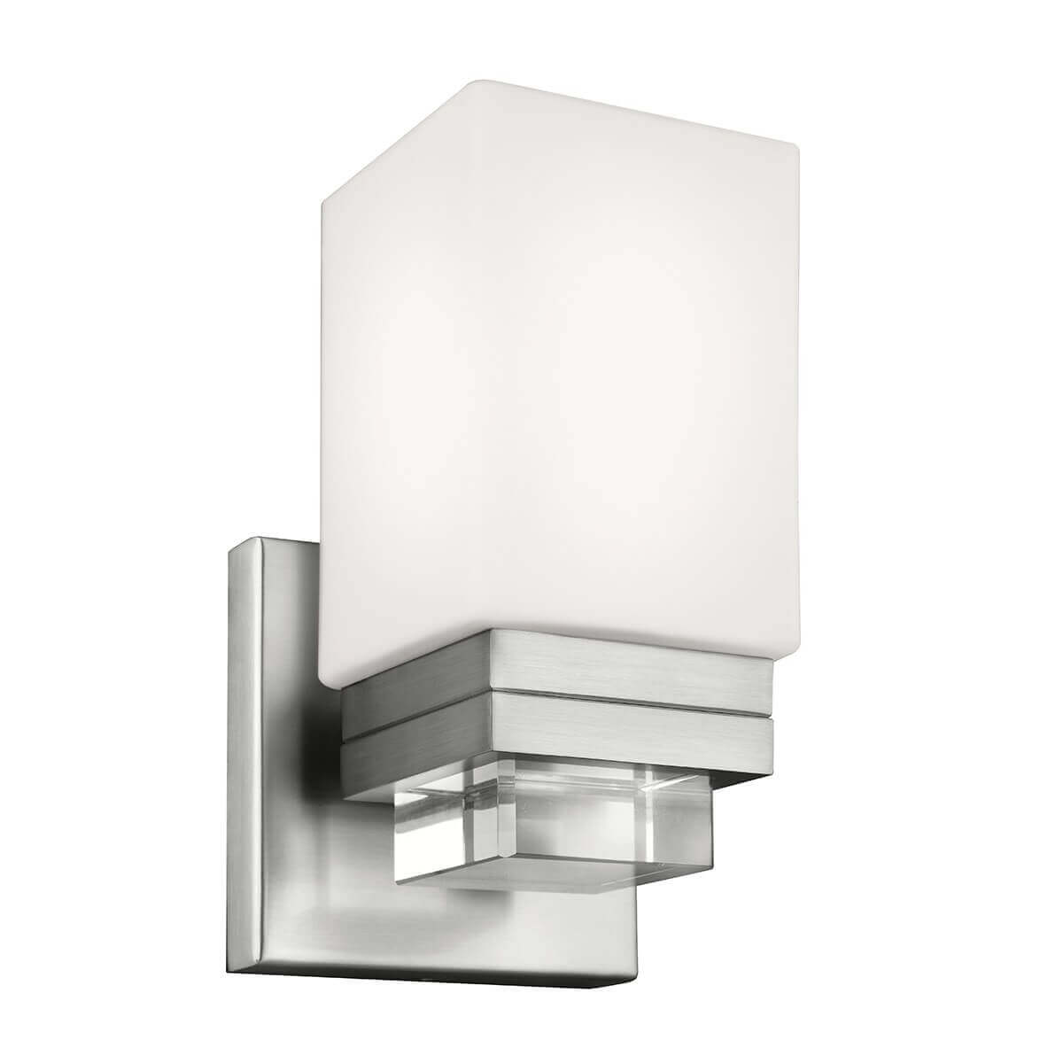 Applique murale en nickel brossé avec abat-jour en verre blanc cubique, vue de face