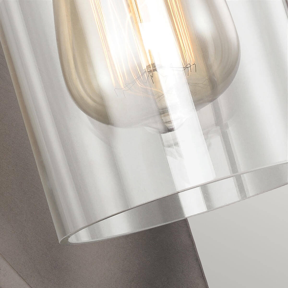 Gros plan de l'ampoule à filament doré dans la verrine transparente