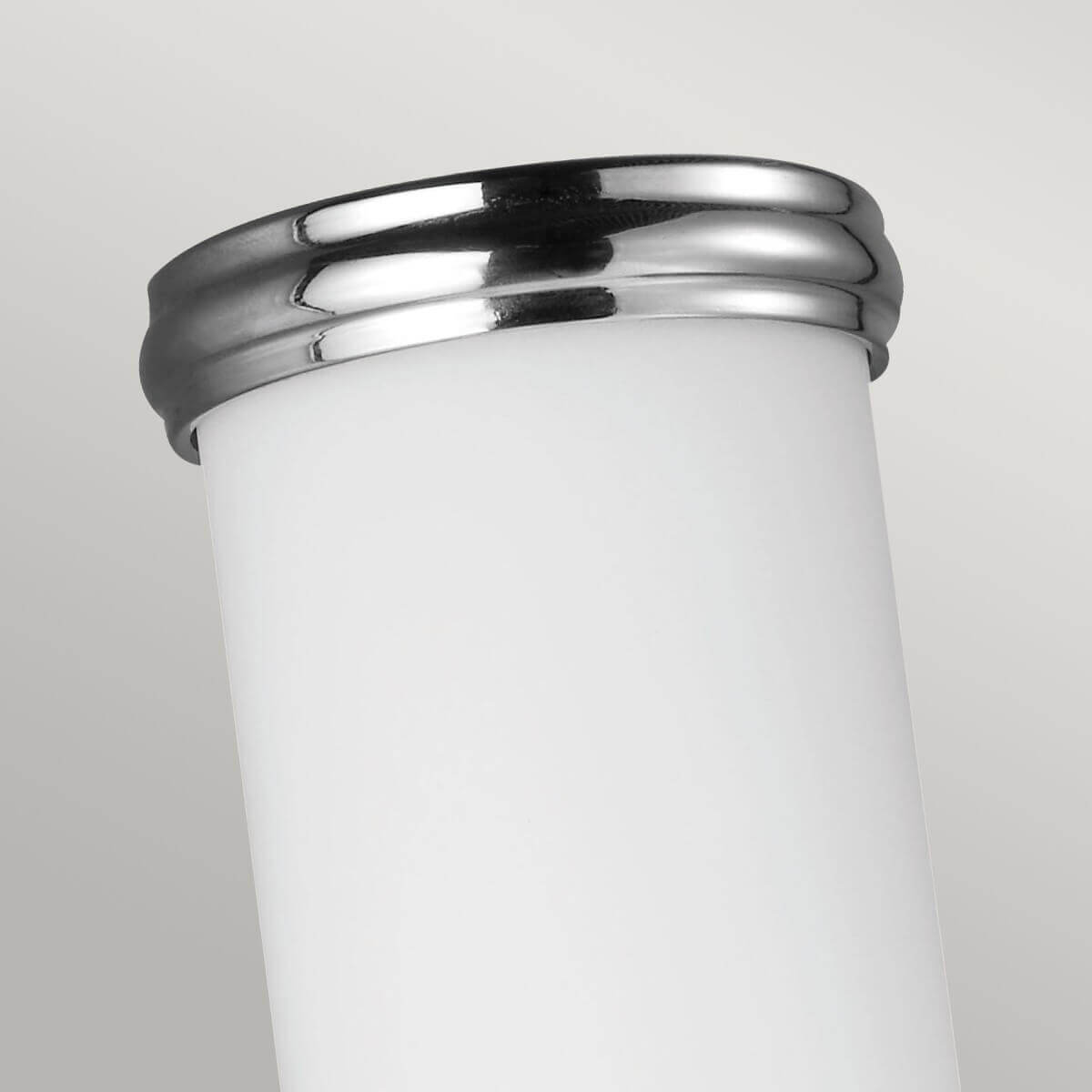 Détail du sommet : bague chromée à moulures maintenant le verre opalin.