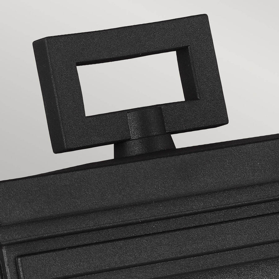 Gros plan du sommet décoratif rectangulaire noir à finition texturée granuleuse