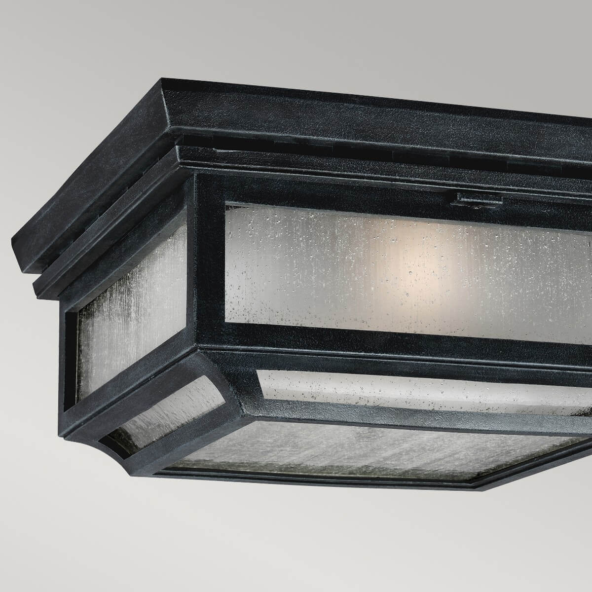 Détail du cadre métallique noir martelé et du verre granité illuminé