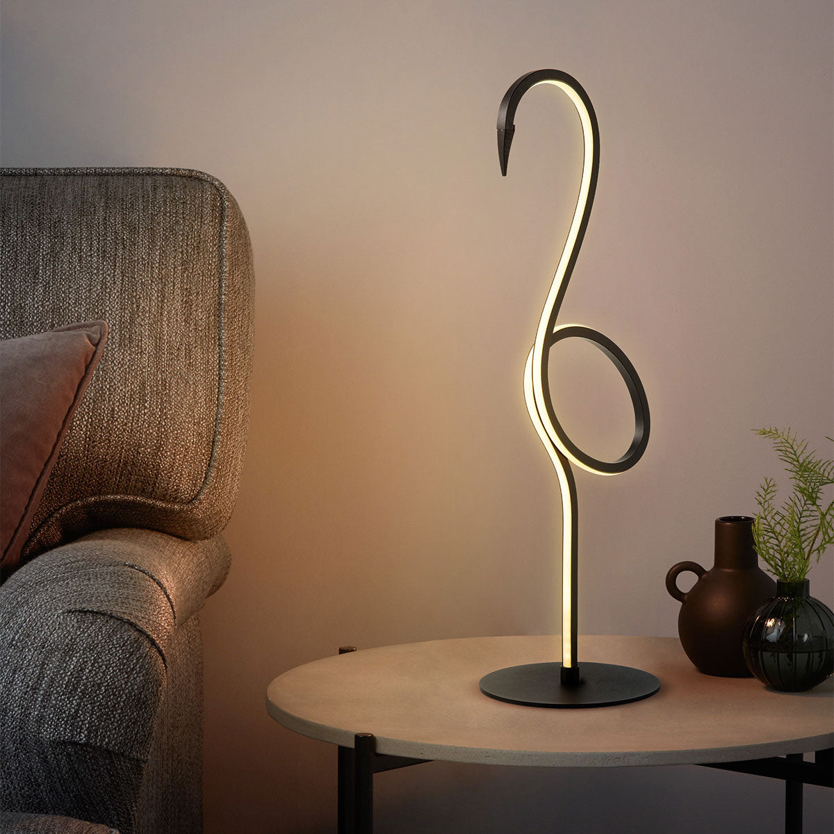 Mise en ambiance sur une table basse près d'un canapé en tissu