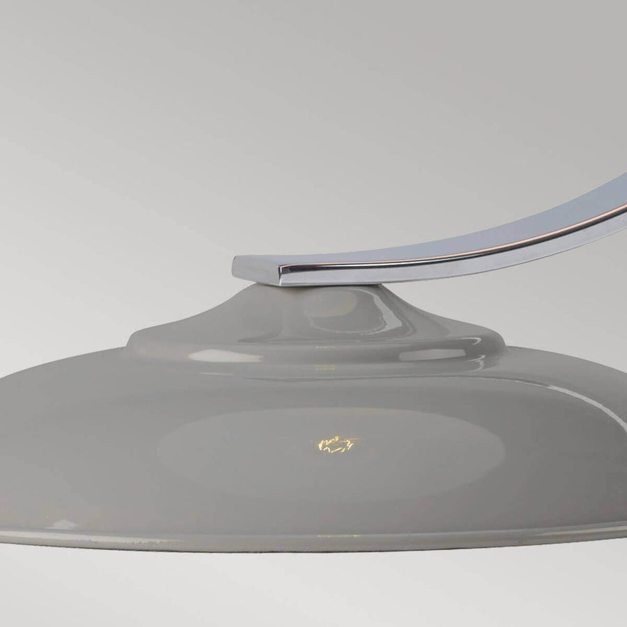 Détail de la base ronde grise brillante et de l'attache chromée