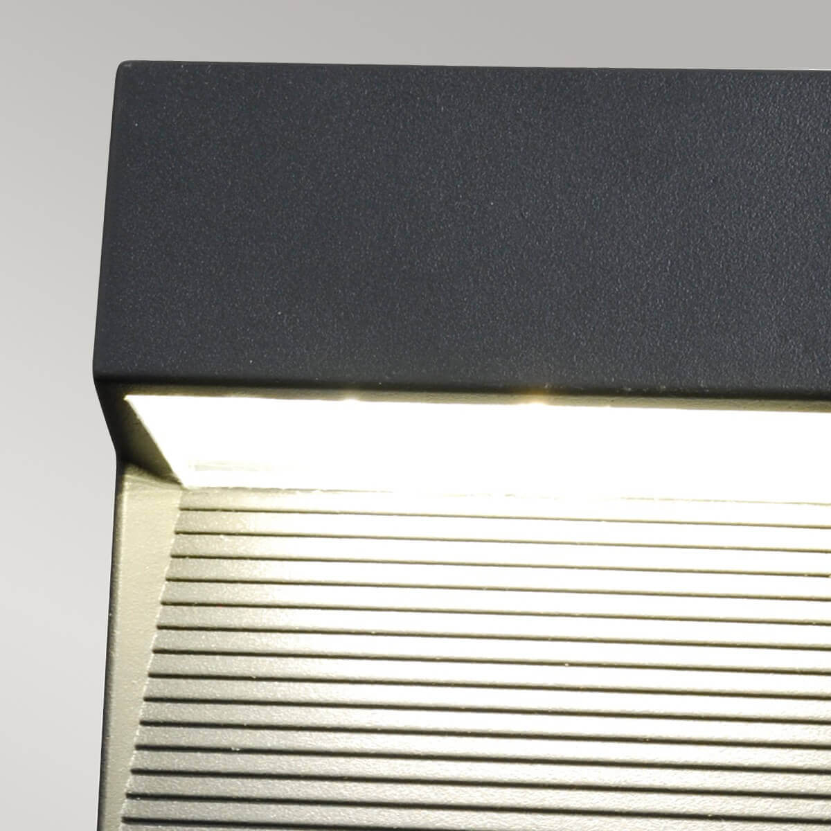 Détail rapproché de la finition anthracite texturée et du bandeau lumineux
