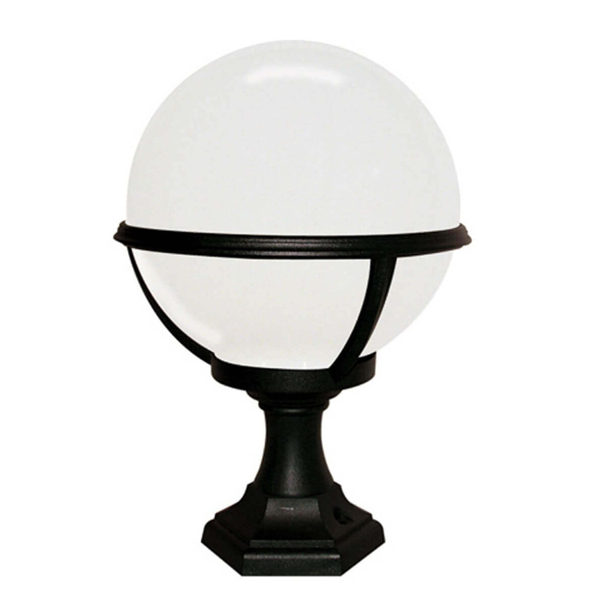 Lampadaire extérieur noir à globe blanc, présenté de face sur fond blanc.