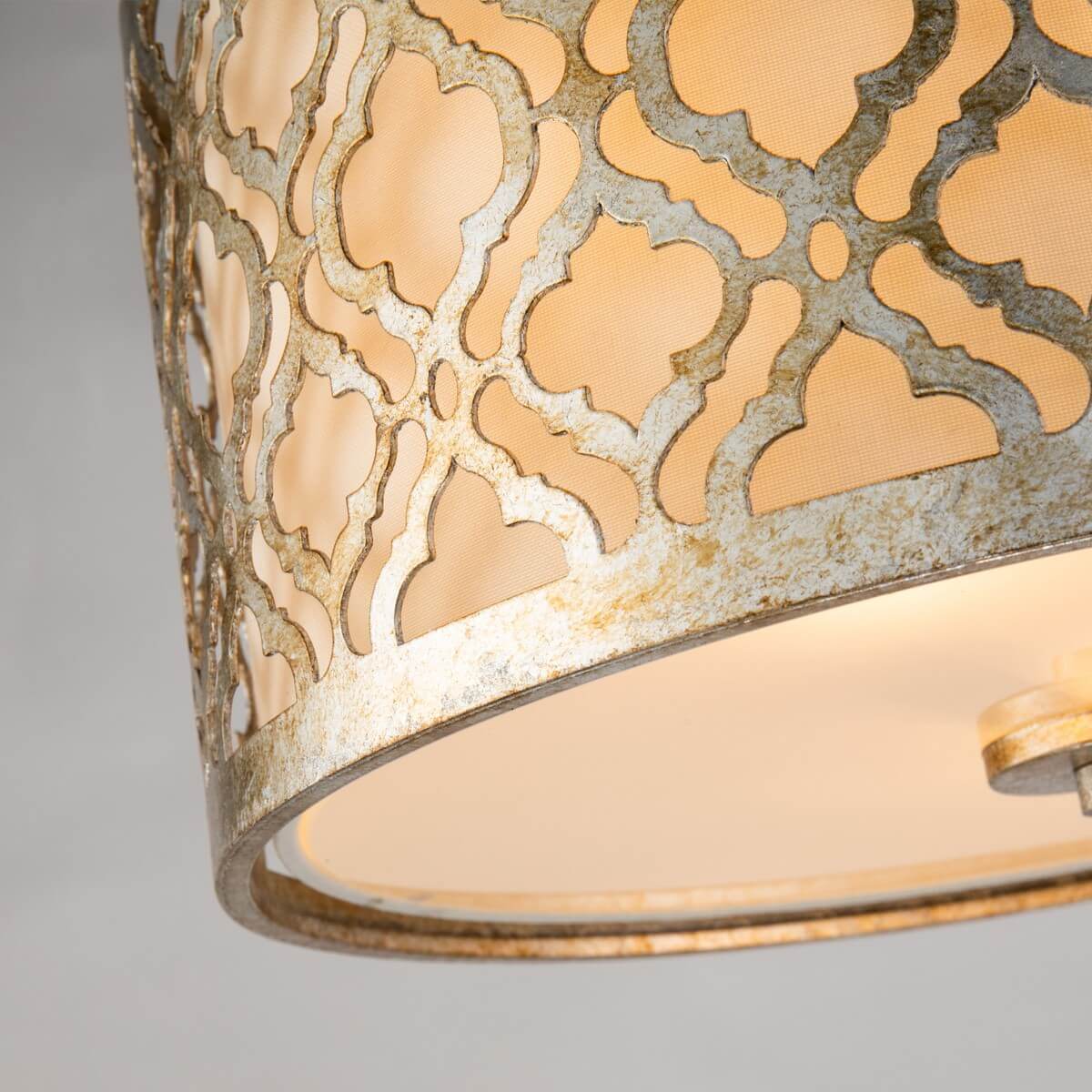 Détail de la finition métal doré patiné et du motif arabesque découpé