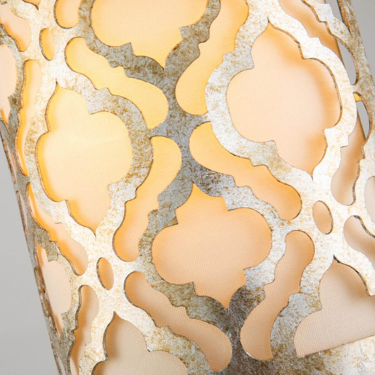 Détail du motif métallique doré laissant voir le diffuseur textile rétroéclairé.
