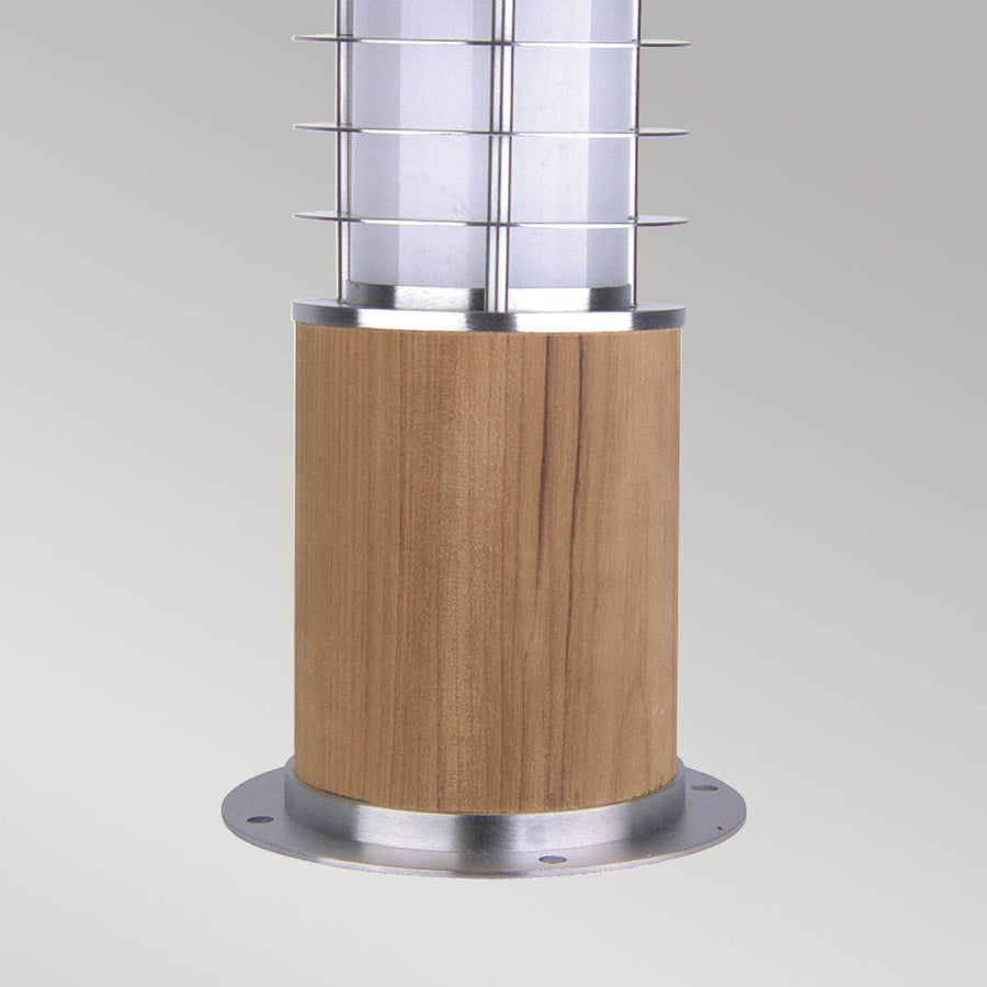 Détail de la base : fût en bois nervuré, platine métallique percée pour fixation au sol.