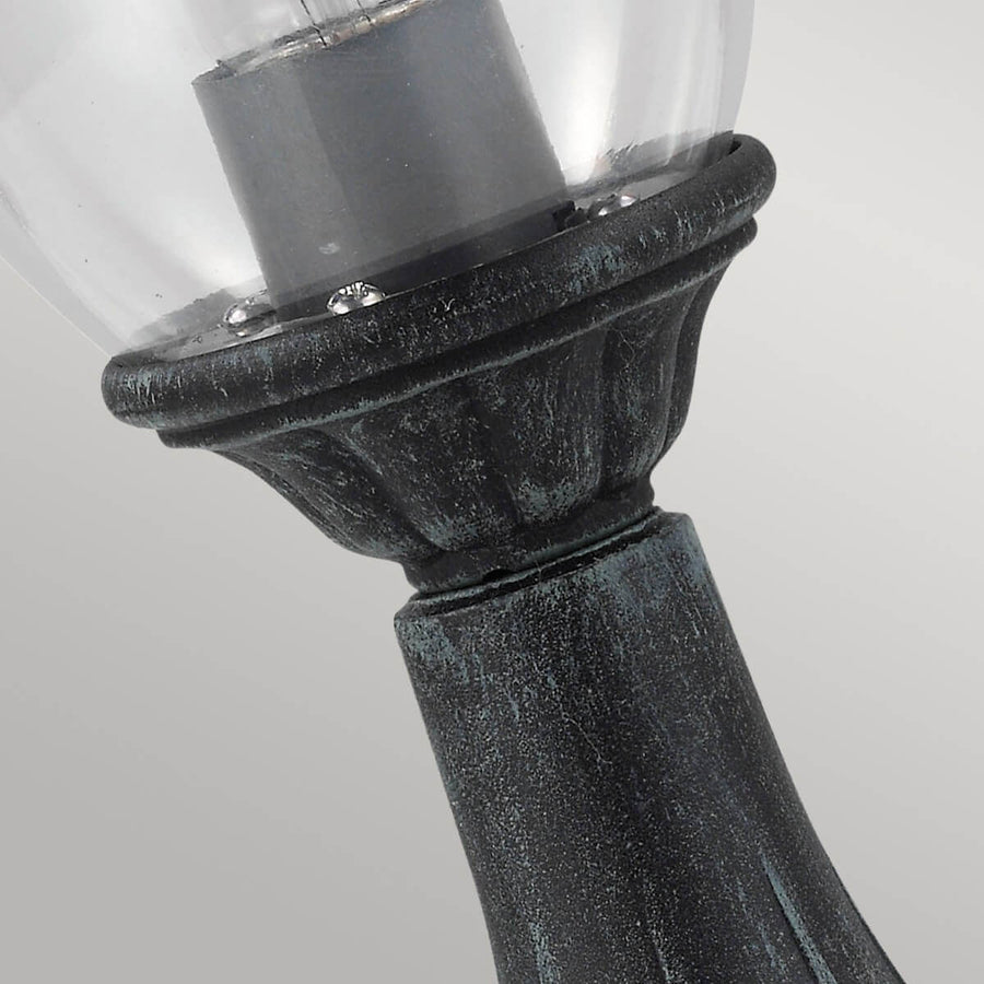 Détail du support de douille et du verre posé sur la collerette métallique