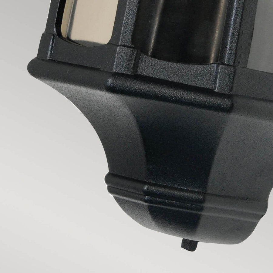 Détail de la base effilée noire et du cabochon inférieur