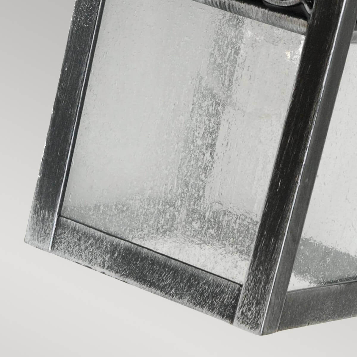 Détail du verre dépoli et de la bordure métallique brossée du panneau