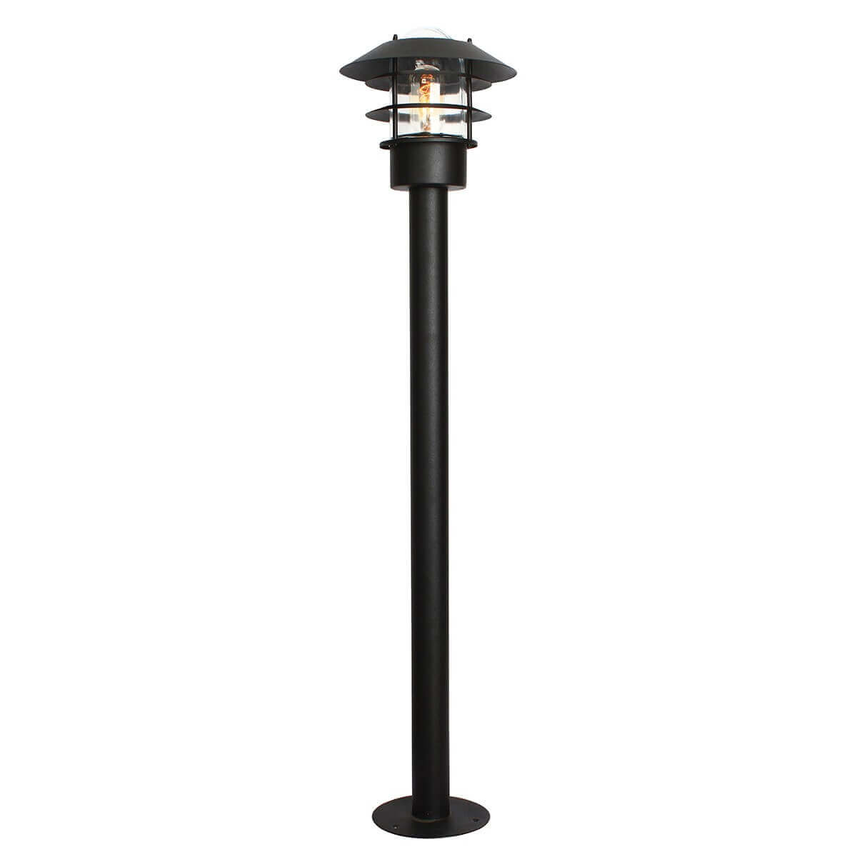 Lampadaire extérieur noir de face sur fond blanc, tête cylindrique grillagée et long fût.