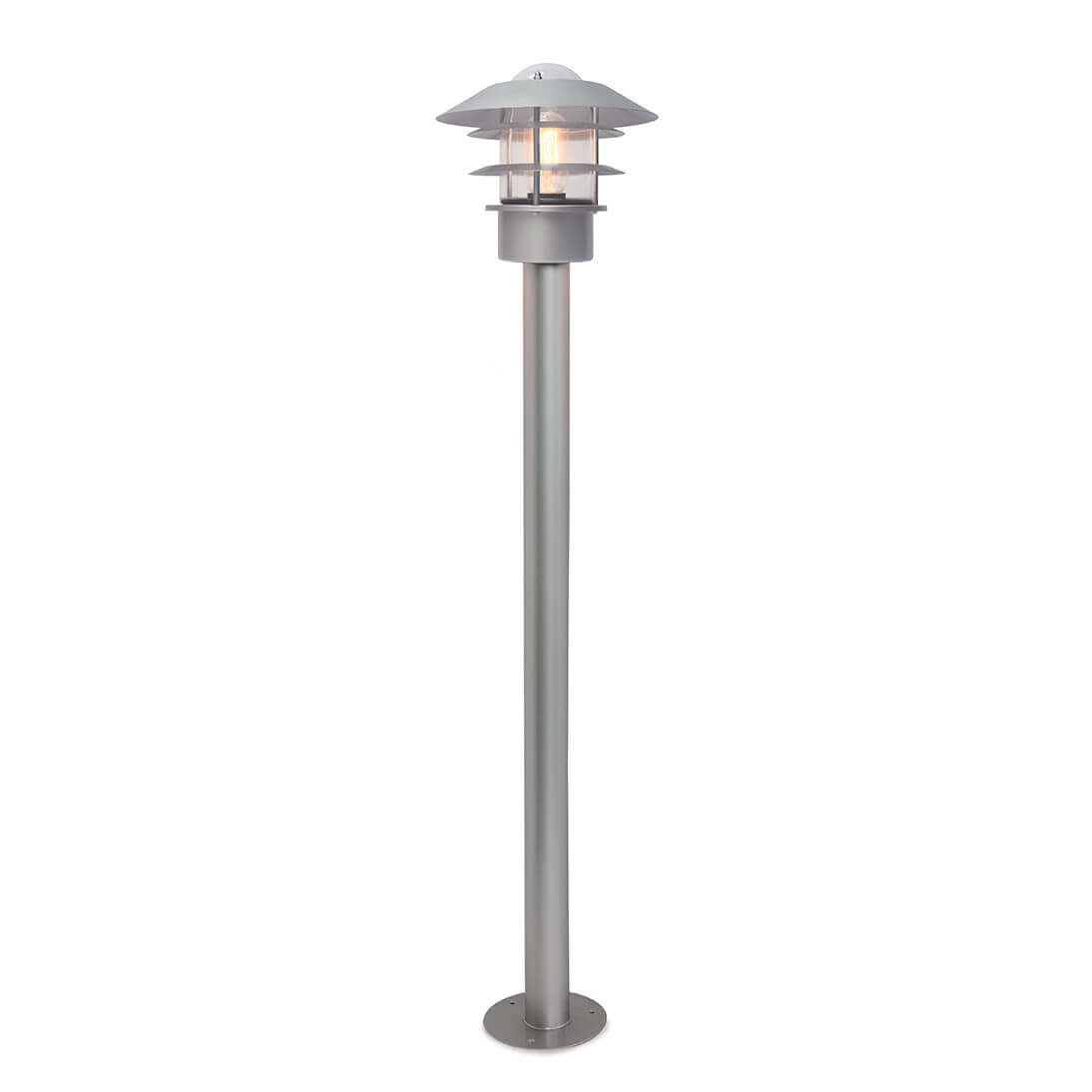 Lampadaire extérieur argenté sur pied, vu de face sur fond neutre