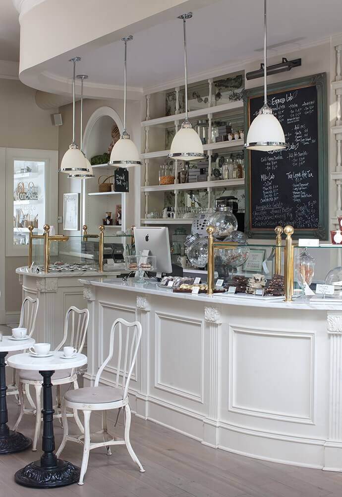 Mise en ambiance dans un café, trois suspensions alignées au-dessus du comptoir