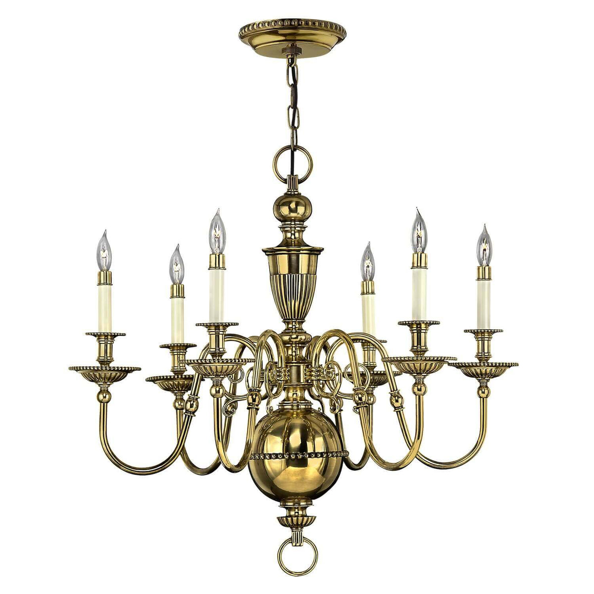 Lustre en laiton à six bras suspendu par chaîne, vue de face sur fond blanc.