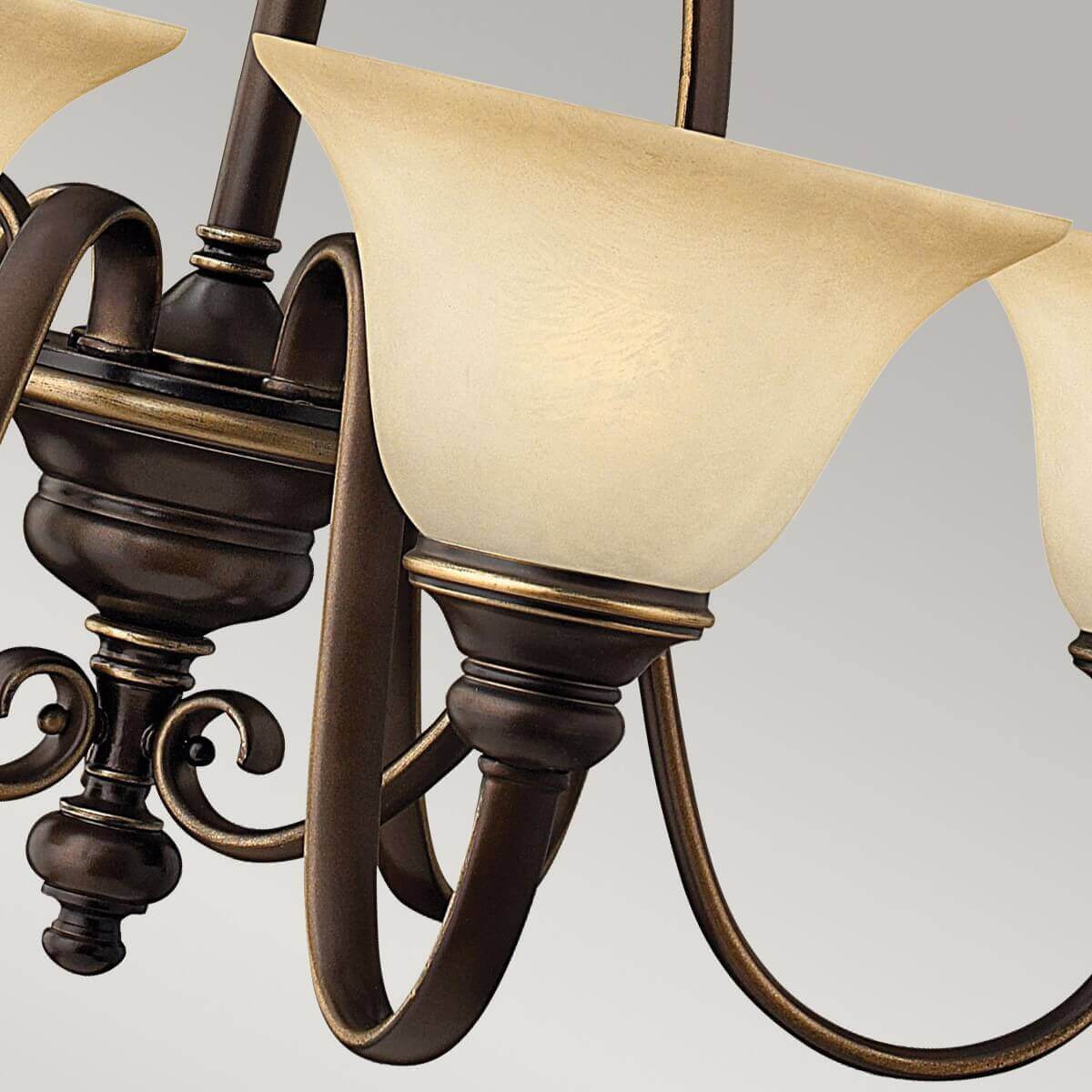 Gros plan d'une coupe en albâtre ivoire posée sur son support bronze doré