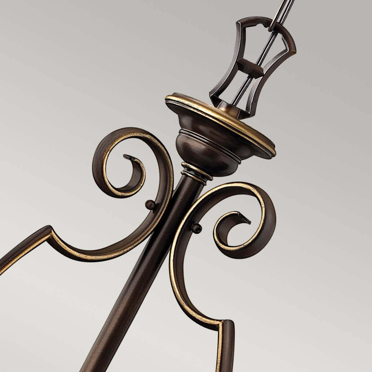 Détail du haut du fût central avec volutes en fer forgé et attache de chaîne