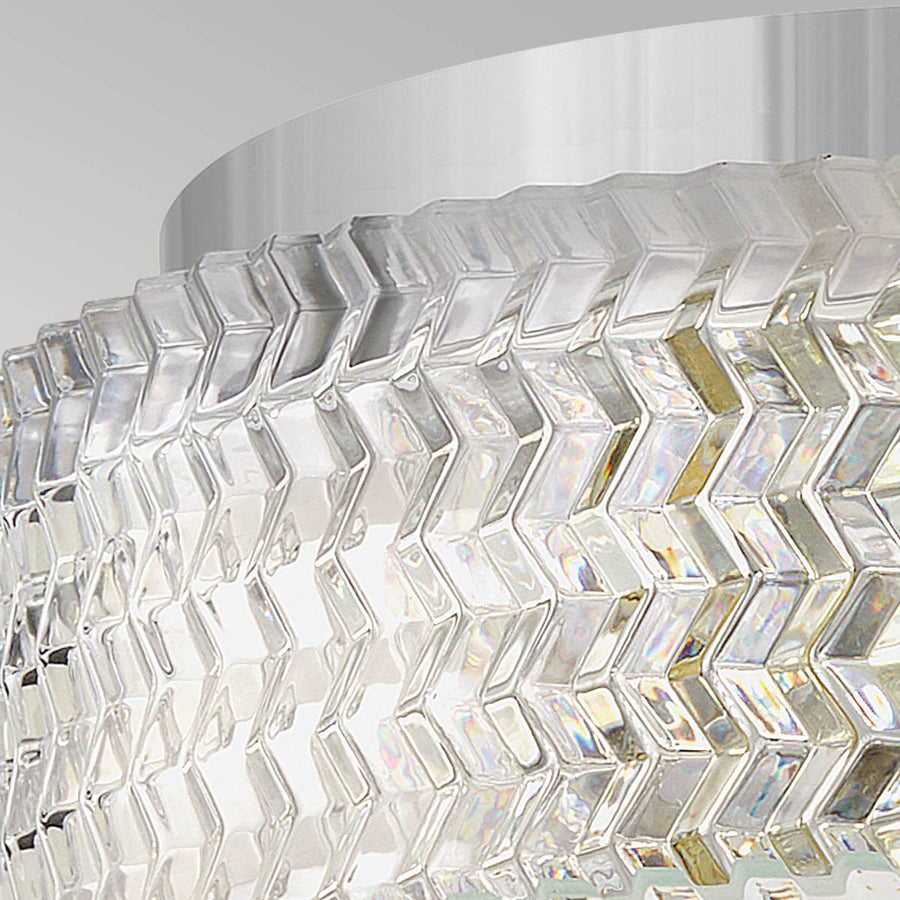 Détail rapproché du verre moulé à motif chevron et reflets irisés