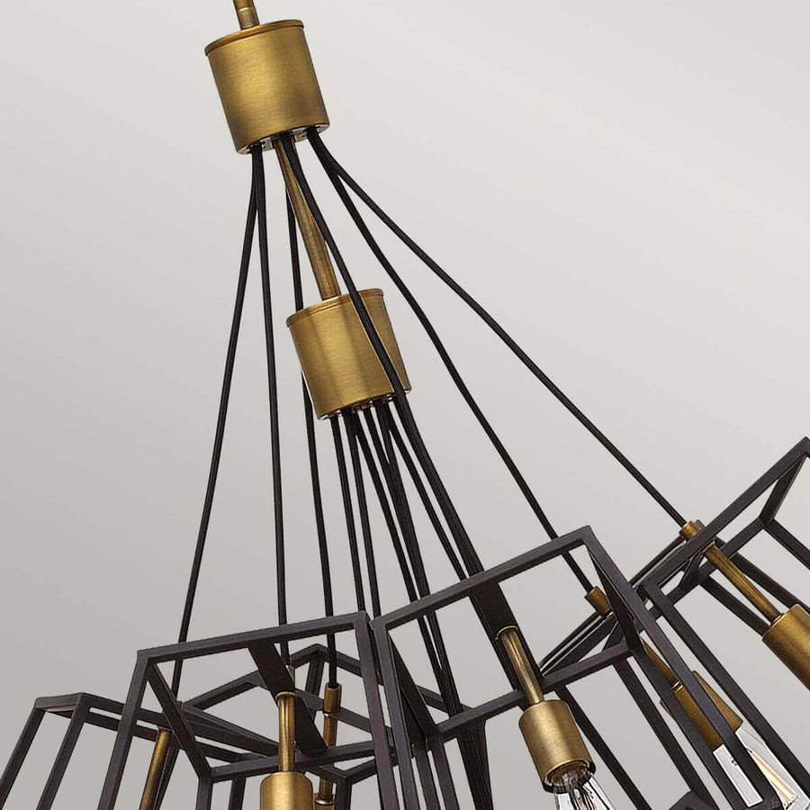 Vue rapprochée du sommet avec tiges métalliques, colliers bronze et câbles noirs rayonnant vers les cages.