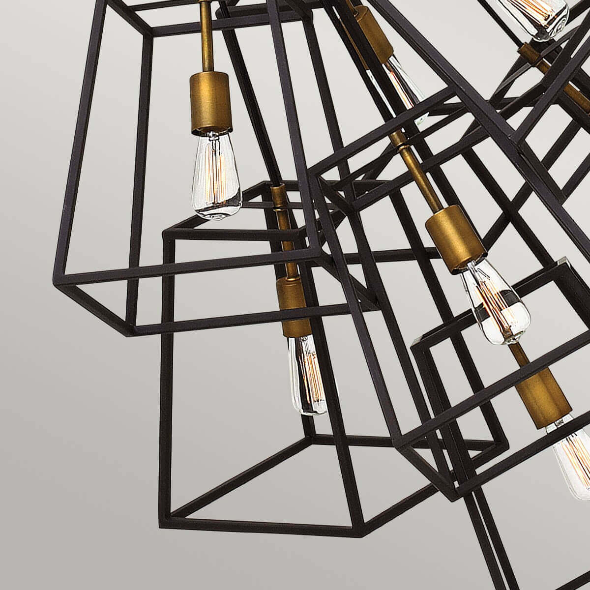 Gros plan sur les cages cubiques noires et les ampoules à filament visibles