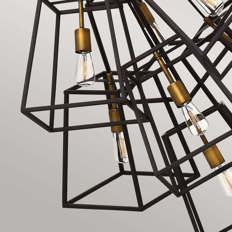 Gros plan sur les cages cubiques noires et les ampoules à filament visibles