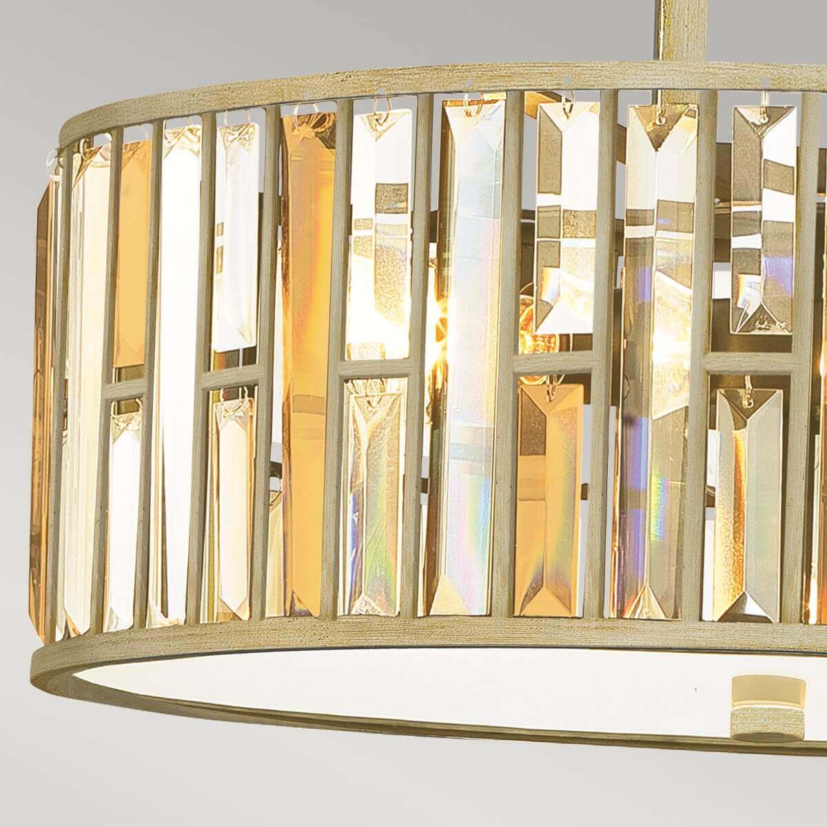 Gros plan sur la couronne cylindrique et ses rectangles de cristal facetté