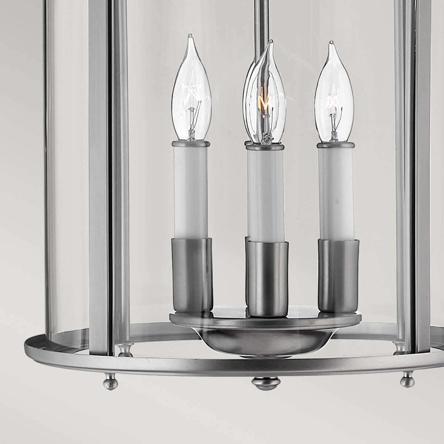 Gros plan sur les ampoules et douilles à l'intérieur du verre cylindrique.