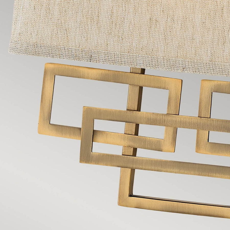 Détail du motif géométrique en métal doré brossé formant des rectangles imbriqués