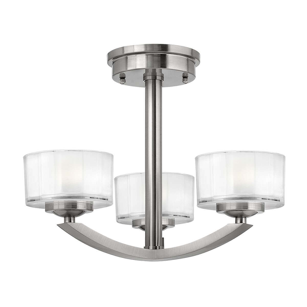 Vue de face du plafonnier trois lumières en nickel satiné et verre