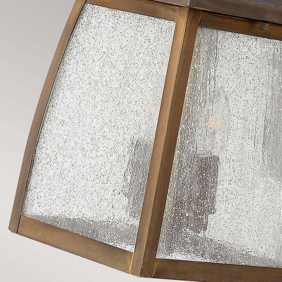 Vue rapprochée du verre granité et des soudures d'angle de la lanterne.