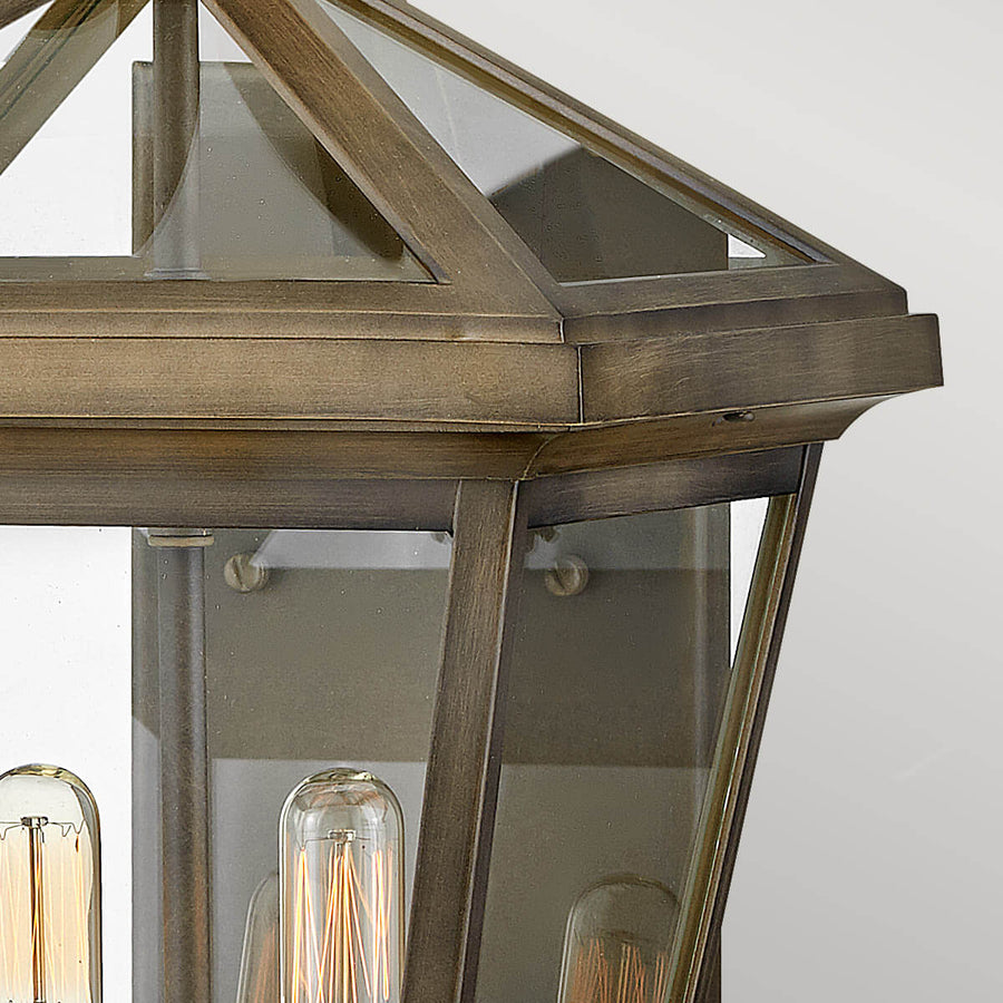 Détail de l'angle du cadre, du verre et des vis de fixation apparentes