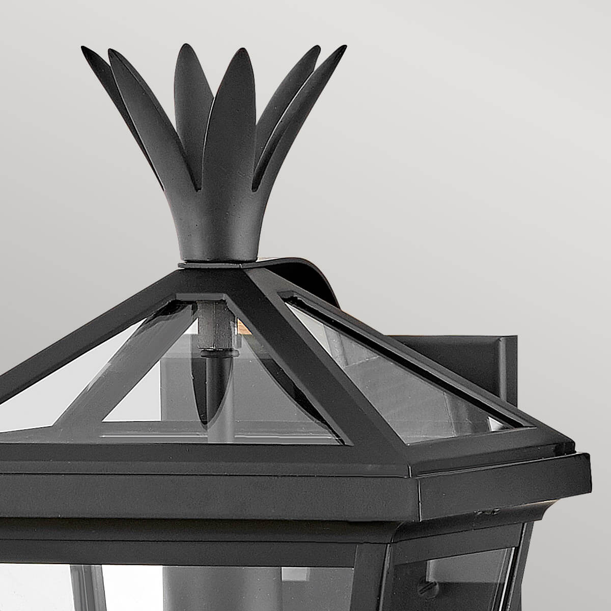 Détail du sommet en feuilles métalliques noires coiffant la lanterne vitrée