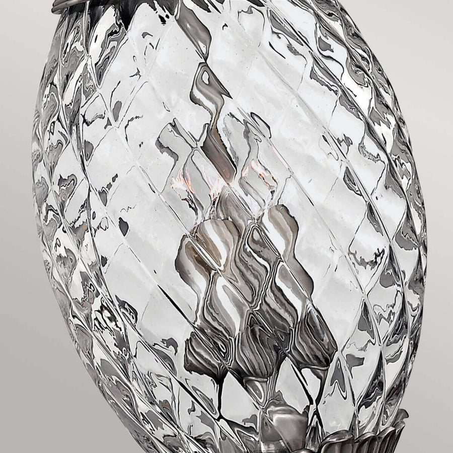 Détail du verre transparent à motif losangé de la suspension