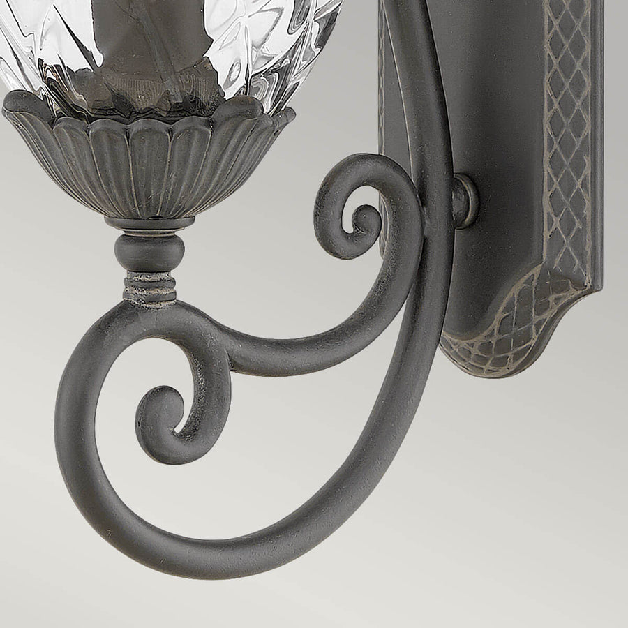 Détail de la volute métallique inférieure formant le support du luminaire