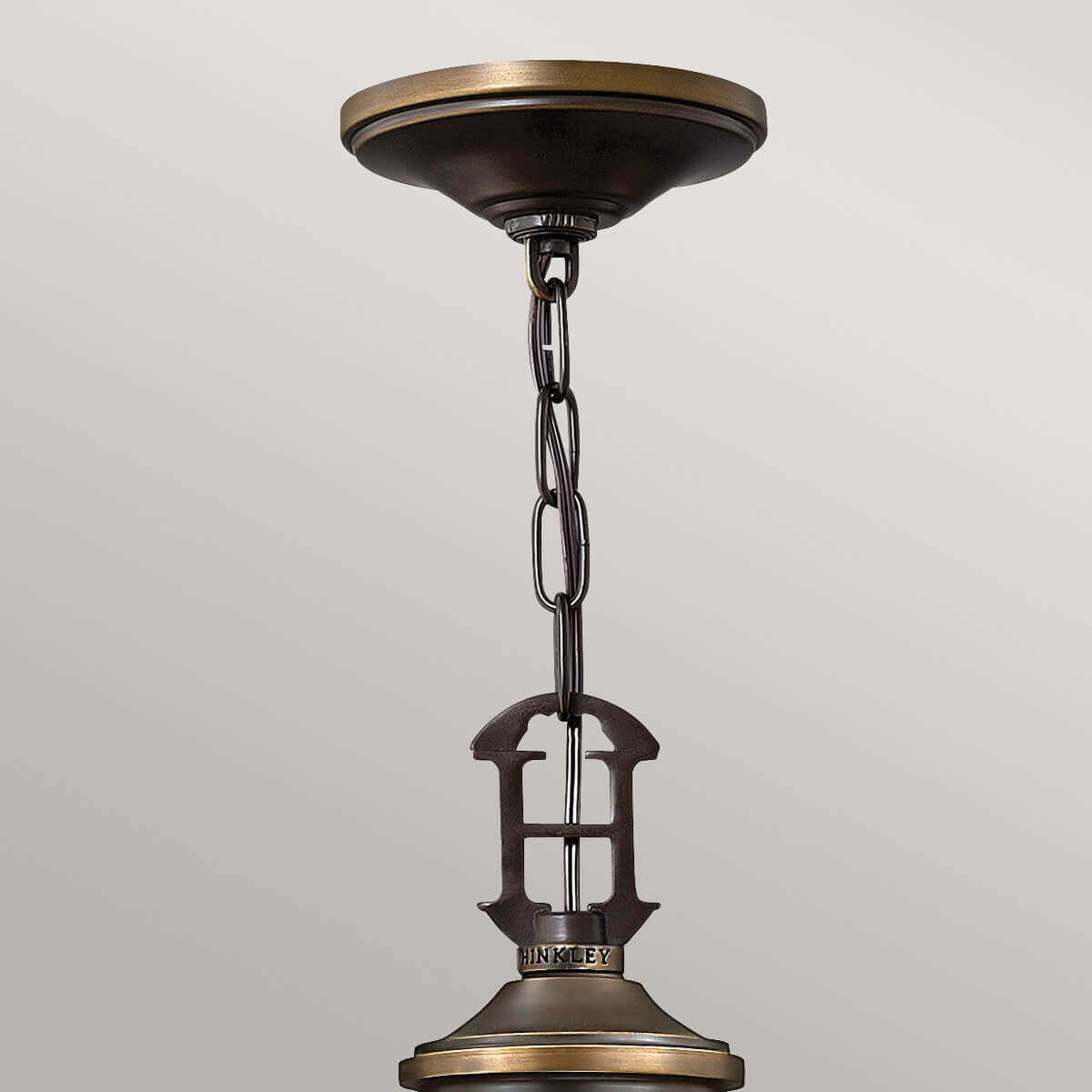 Détail du raccord au plafond et de la chaîne de suspension en bronze foncé