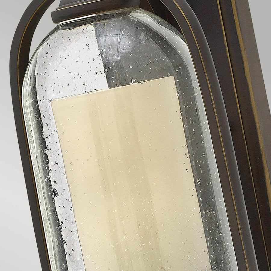 Détail du verre moucheté laissant voir la douille interne et la structure.