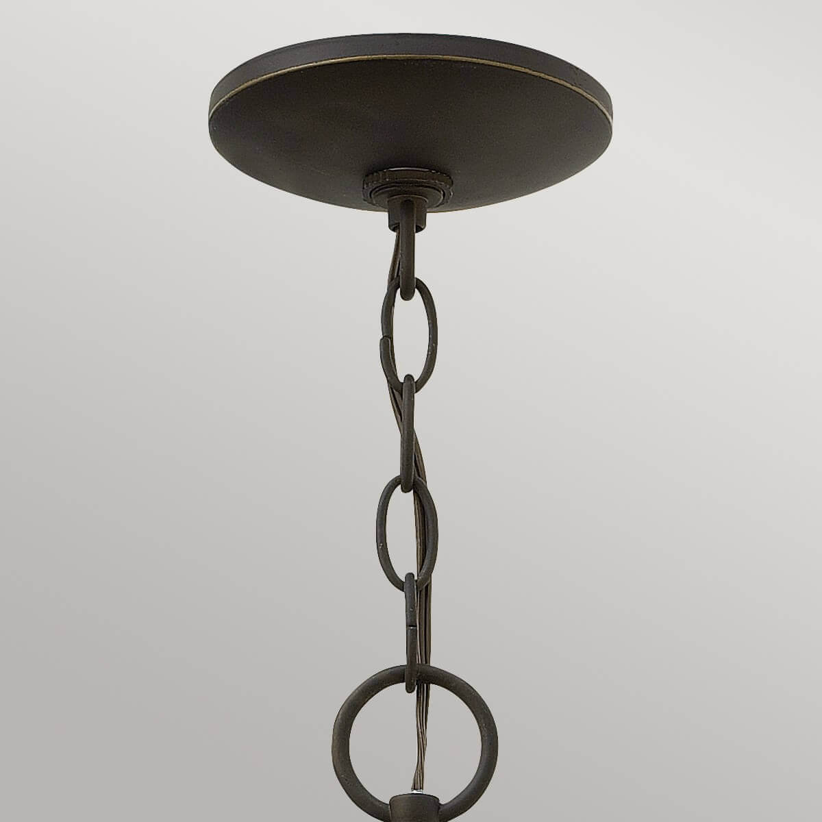 Détail de la platine de plafond et de la chaîne en métal bronze foncé.