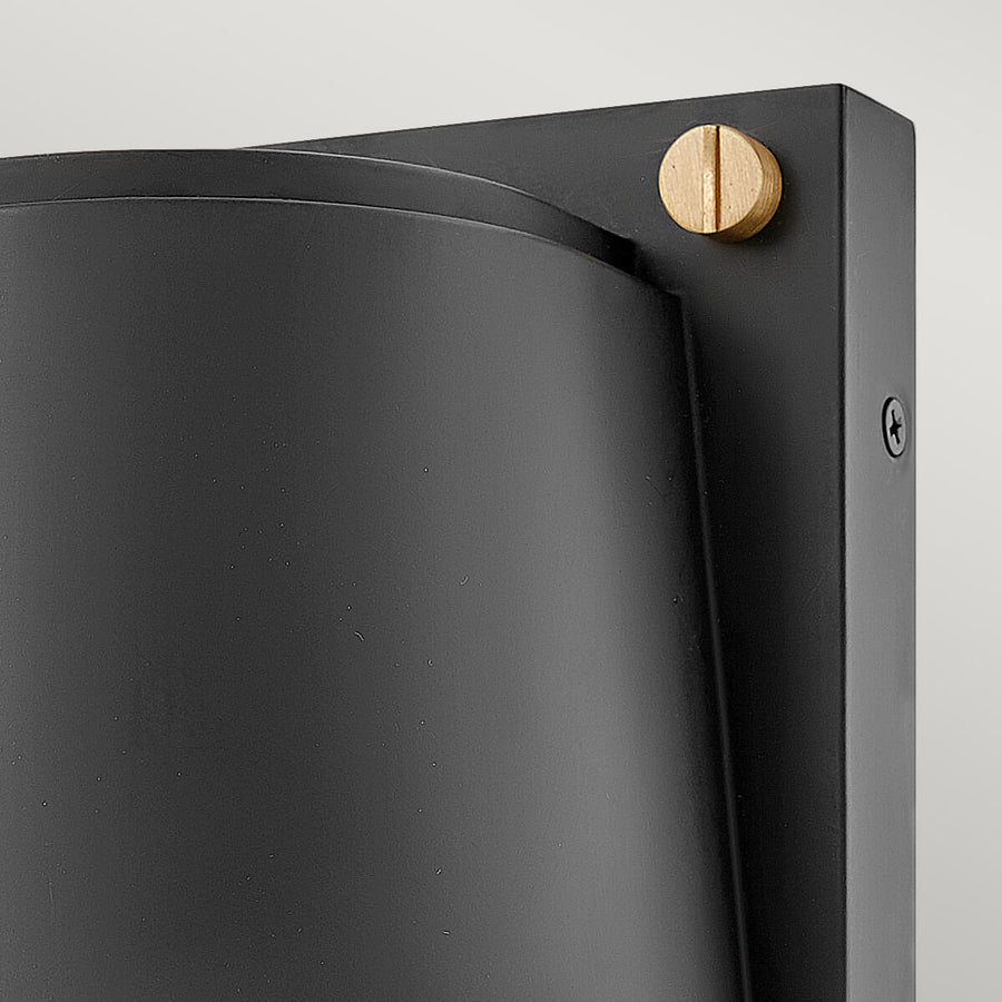 Détail de la vis dorée et du bord supérieur du diffuseur noir