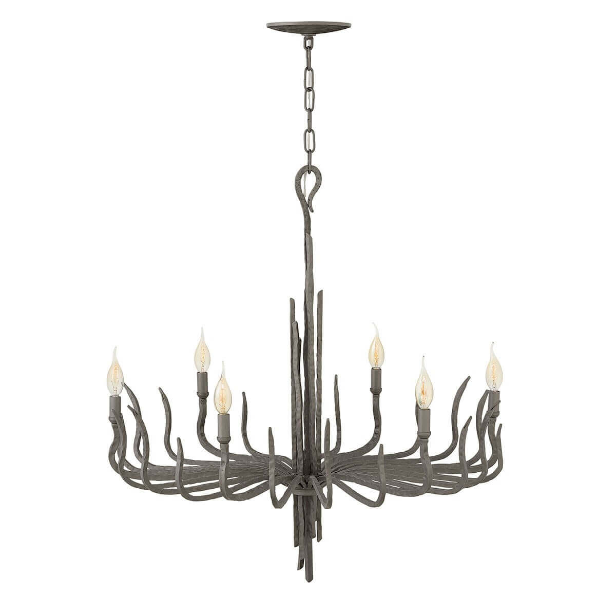 Lustre six lumières en métal gris, suspendu par une chaîne, vue de face.