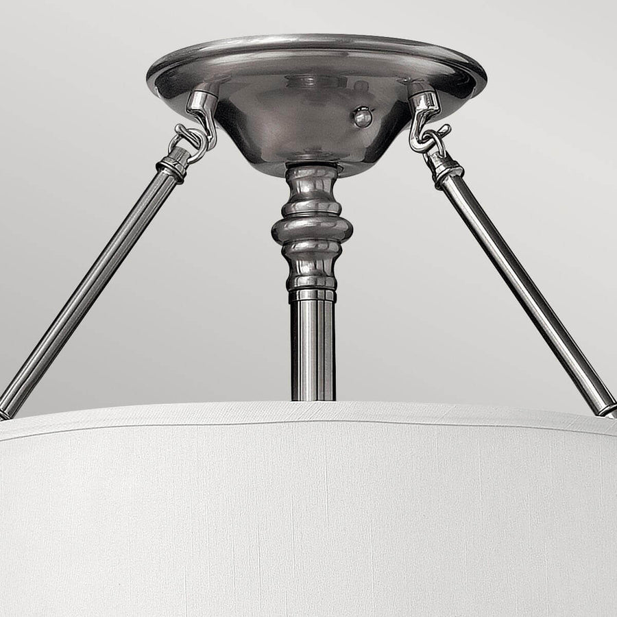 Détail du support central fixé au plafond et des trois tiges nickel satiné
