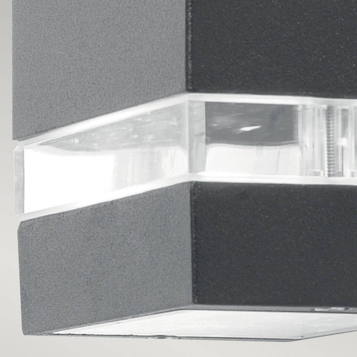 Gros plan sur le bandeau diffuseur transparent et la partie inférieure de l'applique.