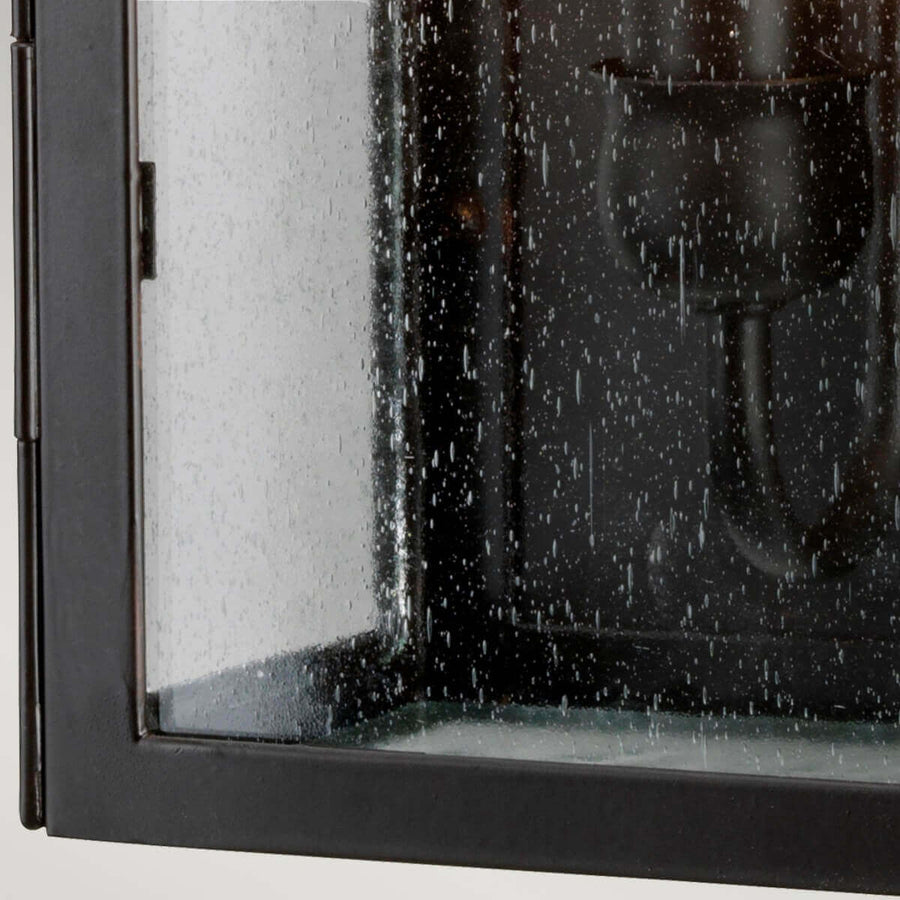 Détail du bas de l'applique avec verre granité et gouttelettes d'eau.