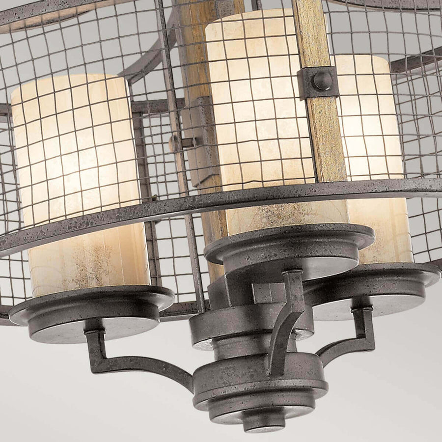 Détail du bas du lustre avec trois douilles, bras métalliques et verre crème