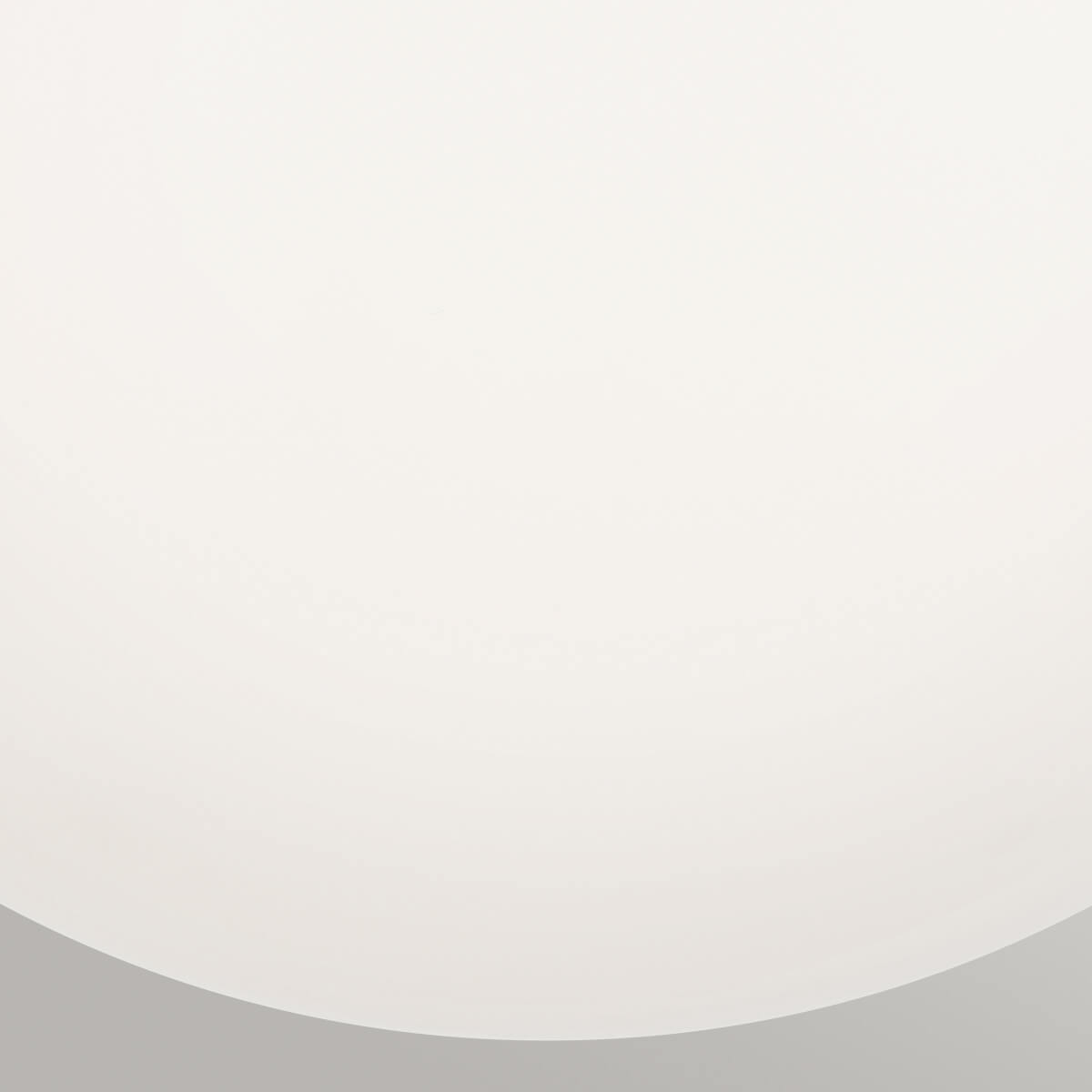 Détail du verre opalin blanc, surface lisse et légèrement translucide