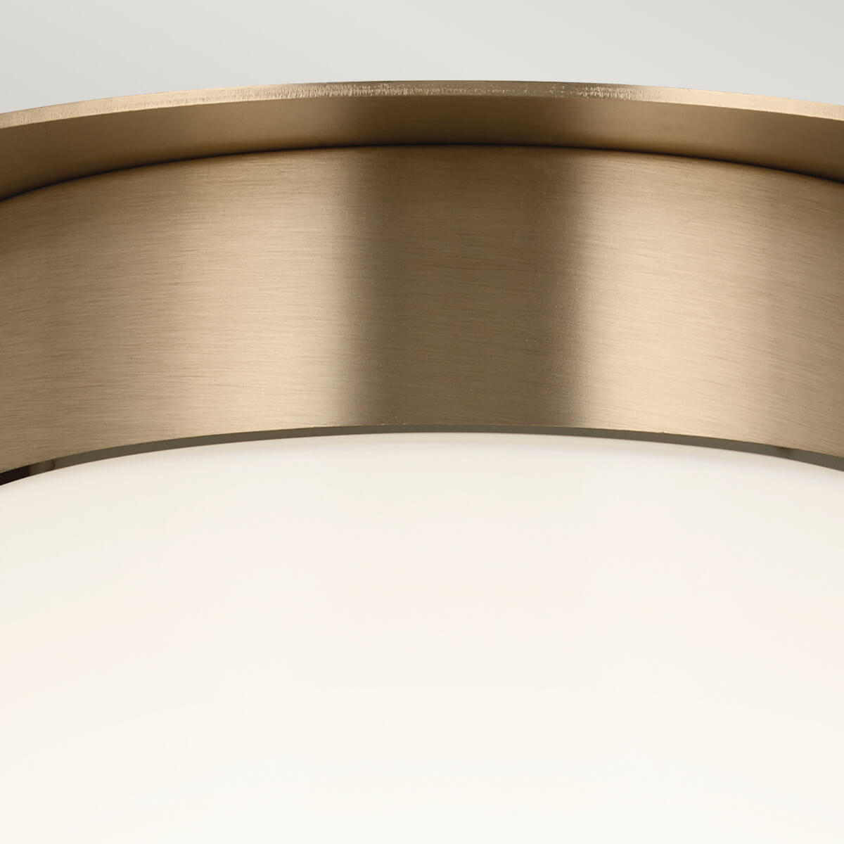 Vue rapprochée de la bague en métal bronze fixée sur le verre blanc