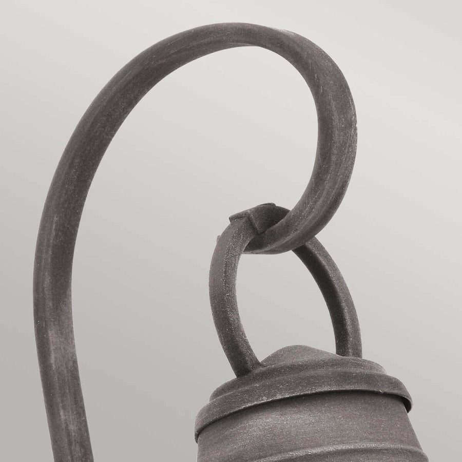 Détail du grand crochet recourbé et de la bélière en métal