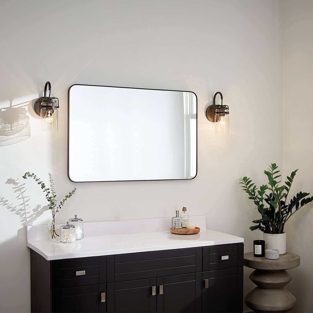 Mise en ambiance salle de bain, deux appliques de part et d'autre du miroir