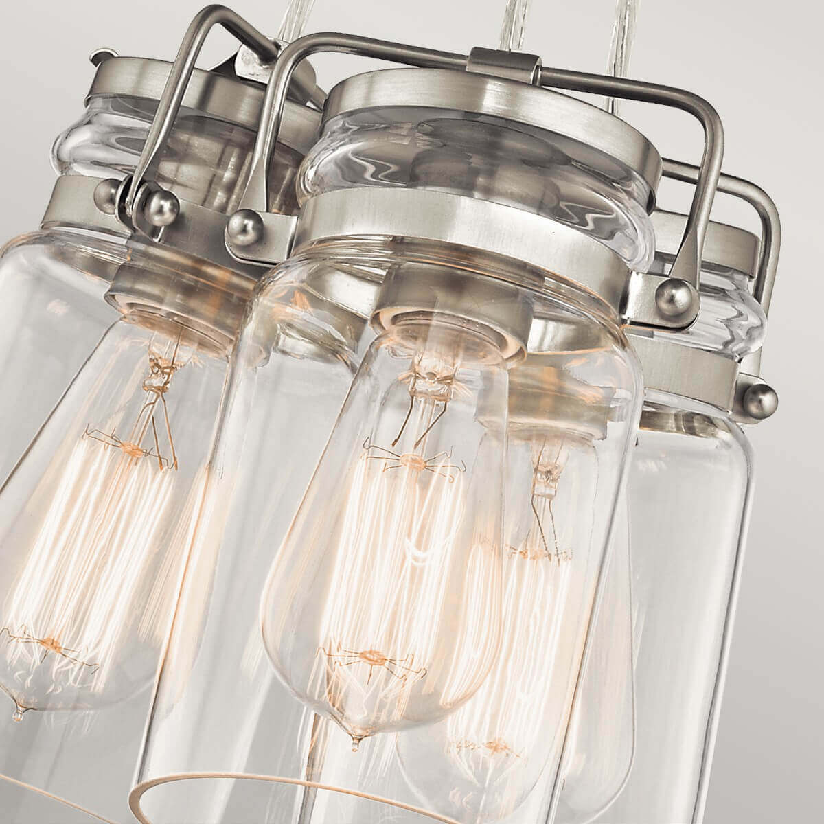 Gros plan sur les trois verres transparents et ampoules à filament vintage.