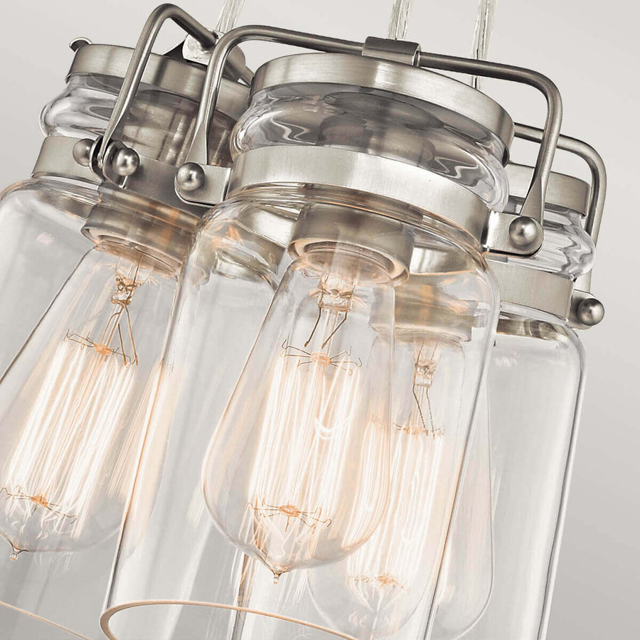 Gros plan sur les trois verres transparents et ampoules à filament vintage.