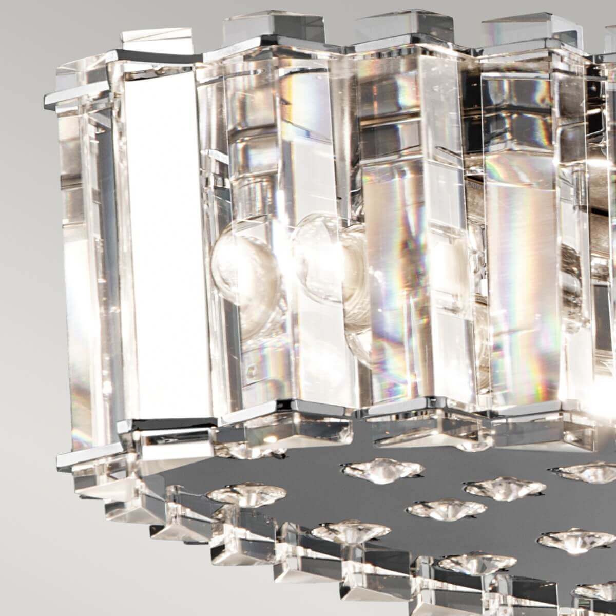 Gros plan sur les ampoules visibles à travers les blocs de cristal aux reflets irisés